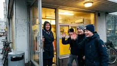 Lyhyt tarina: Harmaa työvuoro muuttui, kun yksi lause kuiskattiin tiskillä