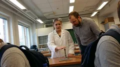 Lyhyt tarina: Kiljaisin kemianluokassa – ja joku ilmestyi selkäni taakse