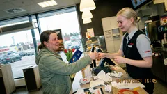 Pikkutarina: Äitienpäivä meni pieleen, kunnes äiti pysäytti auton Hesburgerin pihassa