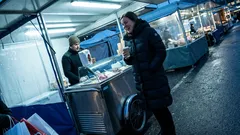 Lyhyt tarina: Hakaniemen torilla lapset alkoivat käyttäytyä oudosti erään jäätelökärryn luona