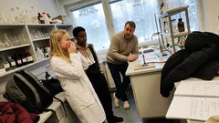 Lyhyt tarina: Kiljahdin kemian tunnilla – ja tajusin jotain opettajasta liian myöhään