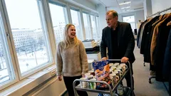 Tarina: Toimiston kahvimukit vähenivät viikoissa – kun avasin erään oven, tajusin