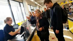 Lyhyt tarina: Hakaniemen kassajonossa joku teki ratkaisun, jota en vieläkään ymmärrä