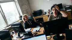 Lyhyt tarina: Yövuorossa soi hälytin, ja yhden lauseen jälkeen linja hiljeni