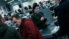 Lyhyt tarina: Menin Itäkeskuksen liikkeeseen sotilaspuku päällä – en odottanut reaktiota