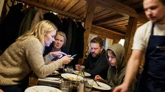 Lyhyt tarina: Vieras työnsi käteeni 20 euroa ja kuiskasi: odota hetki