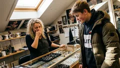 Lyhyt tarina: Ostoskeskuksen lävistyskojulla yksi lasku sai minut nielaisemaan naurun