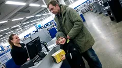 Lyhyt tarina: Hän toi kassalle täyden kärryn samaa DVD:tä – ja kuiskasi jotain