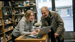 Lyhyt tarina: Kun vanha herra osti läppärin, kassa jäi hetkeksi hiljaiseksi