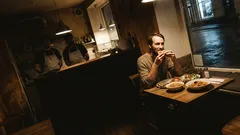 Tarina: Tiistai-illan hiljaisuus katkesi, kun yksi asiakas teki oudon tilauksen