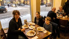 Lyhyt tarina: Äiti juoksi ulos ravintolasta, ja pöytään palatessa kaikki oli muuttunut