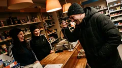 Lyhyt tarina: Yksi outo ele kassajonossa muutti koko iltavuoroni