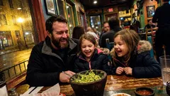 Lyhyt tarina: Yksi outo suupala pysäytti illallisen – ja isä teki jotain odottamatonta