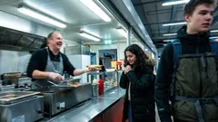 Tarina: Kylmä tuuli, huono peli ja yksi kysymys grillikojulta