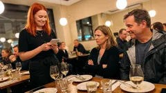 Tarina: Asiakkaan katse pysähtyi kaulaani, ja iltavuoro sai uuden sävyn