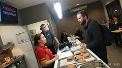 Tositarina: Asiakas tilasi sata hampurilaista – sitten yksi puuttuva muutti kaiken