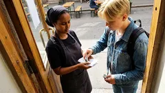 Pikku tarina: Terassipöytä, kylmä toukokuu ja yksi ele, joka jäi vaivaamaan