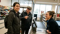 Lyhyt tarina: Autoin eksynyttä pappaa Prismassa – kassajonossa tapahtui jotain outoa