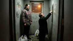 Tositarina: Hississä poika painoi aina kolmosta – vasta myöhemmin tajusin syyn