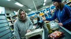 Lyhyt tarina: Pyjamamies kassalla kuiskasi yhden lauseen – ja koko jono hiljeni