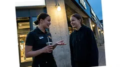 Pikkutarina: Itiksen iltavuorossa yksi kuponki teki jonosta yhtäkkiä jäätävän