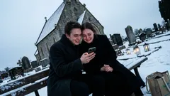 Lyhyt tarina: Hautajaisissa veljeni kuiskasi vain kaksi sanaa – en kestänyt