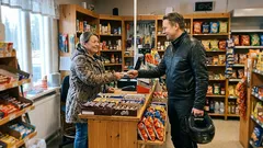 Lyhyt tarina: Huoltoasemalla kuulin lasten kuiskaavan suunnitelman, jota en unohda