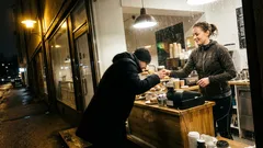 Lyhyt tarina: Kiireinen asiakas vaati palvelua — tiskillä odotti yllätys