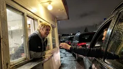 Lyhyt tarina: Drive in oli yhtäkkiä tyhjä—kunnes näin jonon ilmestyvän kuin tyhjästä