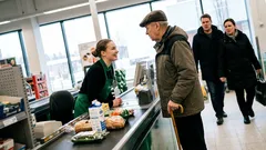 Tarina: Nuori pari vaati nopeutta kassalla – ja joku jonossa kuiskasi jotain