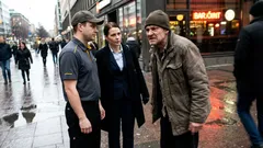 Lyhyt kertomus: Päällikkö oikaisi jonon – ja pikkutakkimies vain hymyili