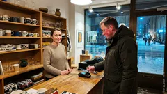 Lyhyt tarina: Asiakas heitti tiskiin ”veljeni on teillä töissä” – sitten alkoi outo peli