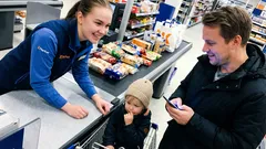 Lyhyt tarina: Kolme viikkoa myöhemmin sama poika ilmestyi kassalle ja sanoi jotain yllättävää