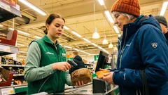 Lyhyt tarina: Asiakas saarnasi kassan ääressä – ja lopuksi tuli hiljainen sekunti