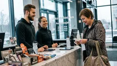 Lyhyt tarina: Hän palasi tiskille kuitti kädessä – ja minä ehdin jo huolestua