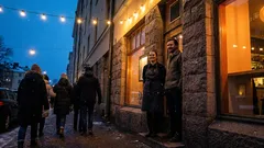 Lyhyt tarina: Hiljainen iltavuoro muuttui oudoksi, kun pöytään istui “tärkeä” porukka