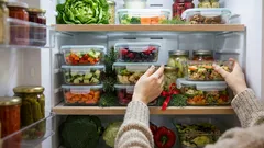 Säilytä jouluruoka oikein - käytännön vinkkejä jätteen määrän vähentämiseksi ja rahan säästämiseksi.