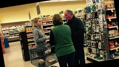 Lyhyt tarina: Odotin vaimoa Prismassa, kun yksi “anteeksi” käynnisti oudon näytelmän