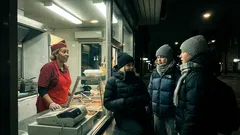 Lyhyt tarina: Kolme teiniä jonossa kuiskasi minulle yhden lauseen – ja sitten alkoi show