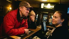 Lyhyt tarina: Jouluruuhkassa mies kuiskasi kassalla yhden oudon nimen