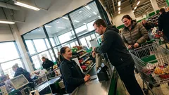 Lyhyt tarina: Pikakassan kyltti oli selvä, mutta yksi lause pysäytti kaikki