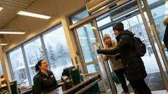 Lyhyt tarina: Kassalla nolotti siteerata Star Warsia – sitten automaattiovet päättivät toisin