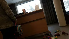 Tarina: Tiistai-iltapäivänä päiväkodin aulassa kuulin lauseen, jota en unohda