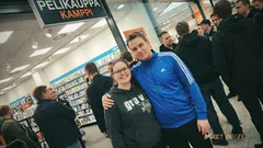 Tarina: Kampin keskiyön jonossa yksi lause muutti koko illan