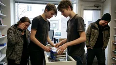 Lyhyt tarina: Kun vieras nainen katsoi minua kuin myyjää, ilta sai oudon käänteen