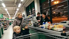 Tarina: Kassajonossa vieras kuiskasi jotain, mikä sai minut kääntymään ympäri