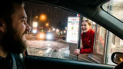 Lyhyt tarina: Märkä iltavuoro drive inissä muuttui, kun kaiuttimesta kuului yksi lause