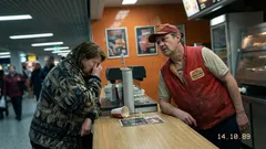 Lyhyt tarina: Yksi iltavuoro kassalla paljasti, mihin kaikkeen asiakas voi uskoa