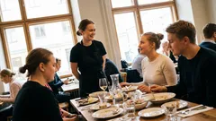 Tositarina: Lauantai-iltana helsinkiläisravintolassa kaksi pöytää paljastivat todellisen luonteensa