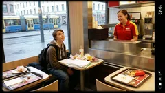 Tarina: Hän osti eurojuuston ja pyysi nurkkapöytää – sitten tapahtui jotain outoa